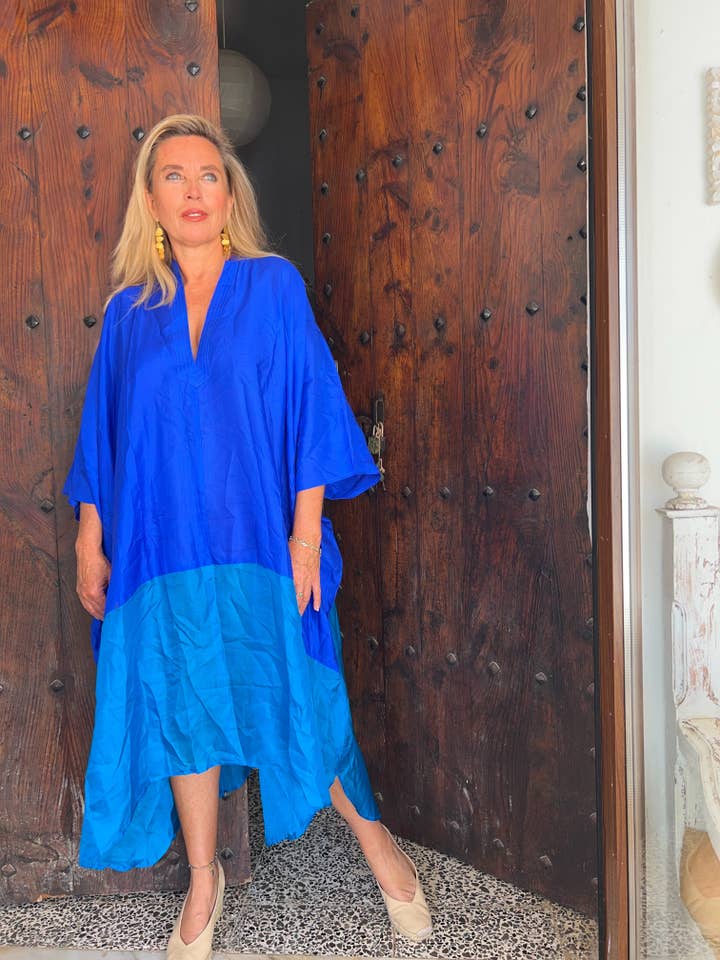 Eksklusiv luksus silke-kaftan - Blues of Ibiza, mellemlang for engroshandel hos Aurobelle Ibiza