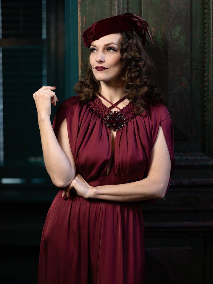 30-talets Draperade Cape Topp - Scarlet Starlet för wholesale av TRASHY DIVA