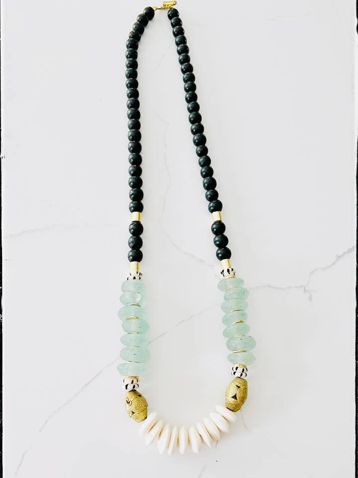 Collier à perles en verre recyclé et bois d'origine africaine, noir, aqua pour la vente par GentrybyJenna