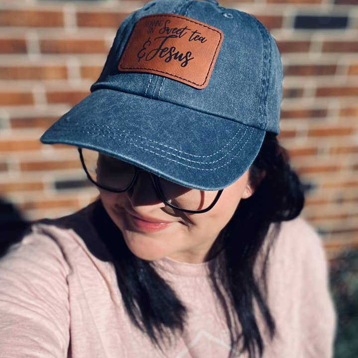 Berretto destrutturato Running On Sweet Tea & Jesus in cotone per la vendita all'ingrosso da parte di The Joyful Bee Co