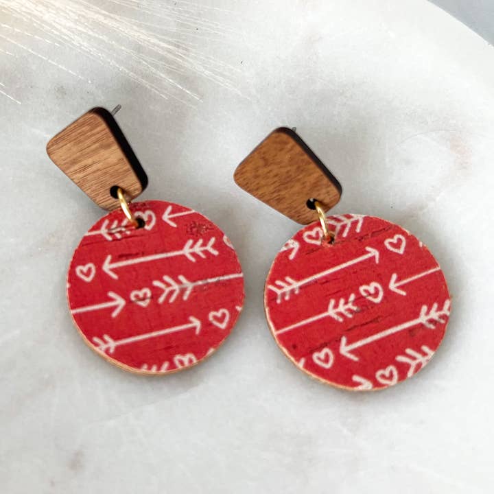 Boucles d'oreilles rondes en cuir/bois avec flèche en forme de cœur blanc pour la vente par Fran and Bel