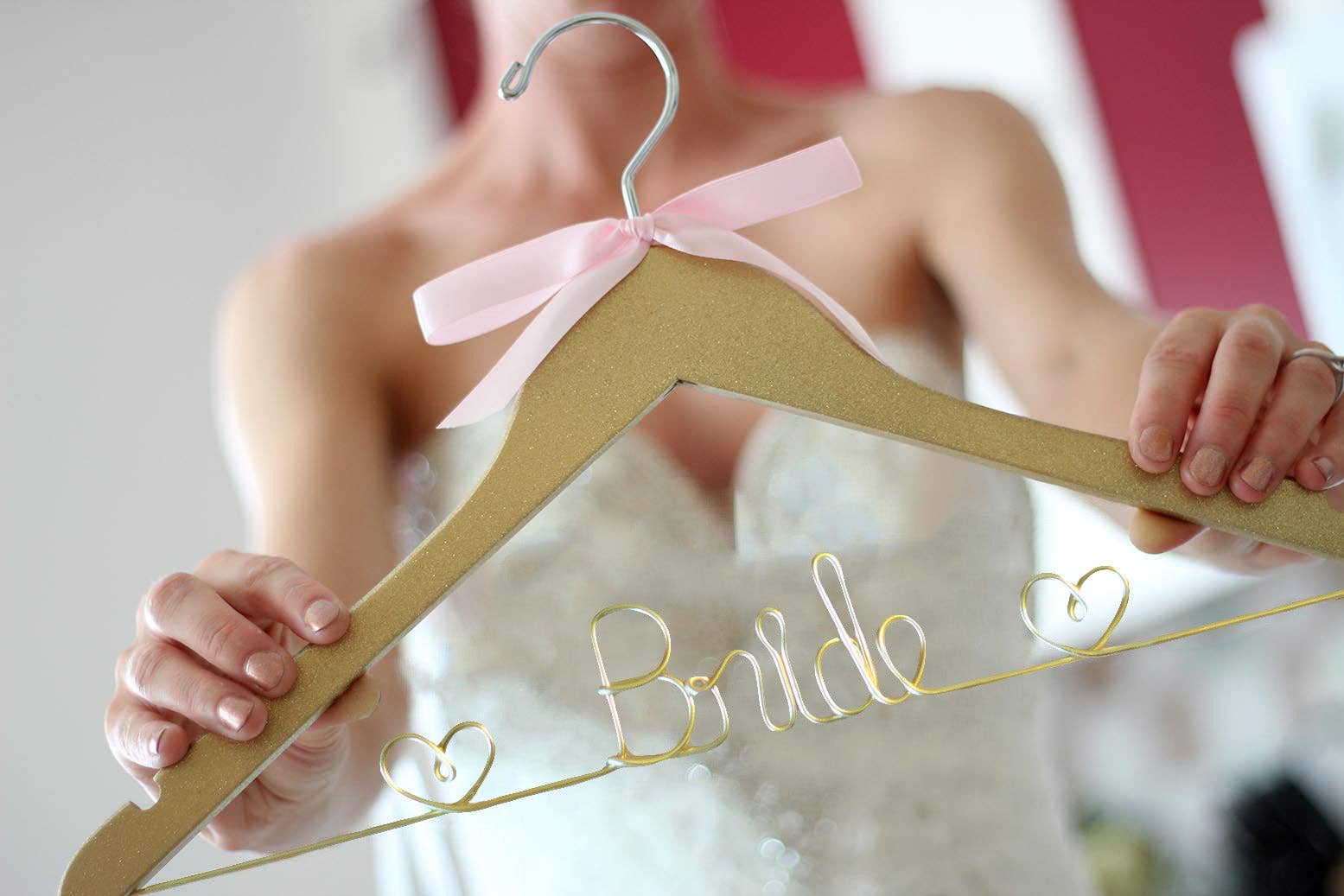 Bride and Bow - Vente Cintres - Cintre de mariée doré ou argenté avec cœurs, cintre de mariage1