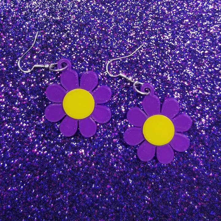 Orecchini retrò con fiori viola Groovy Mod stampati in 3D per la vendita all'ingrosso da parte di Printy Vibes