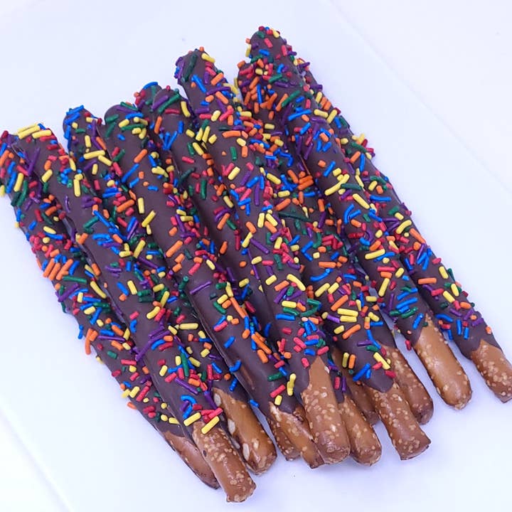 Wild Angel Treats, LLC – Großhandel Süßigkeiten mit Schokoglasur – In Schokolade getauchte Brezelstangen — Regenbogen, Pastellfarbener Regenbogen