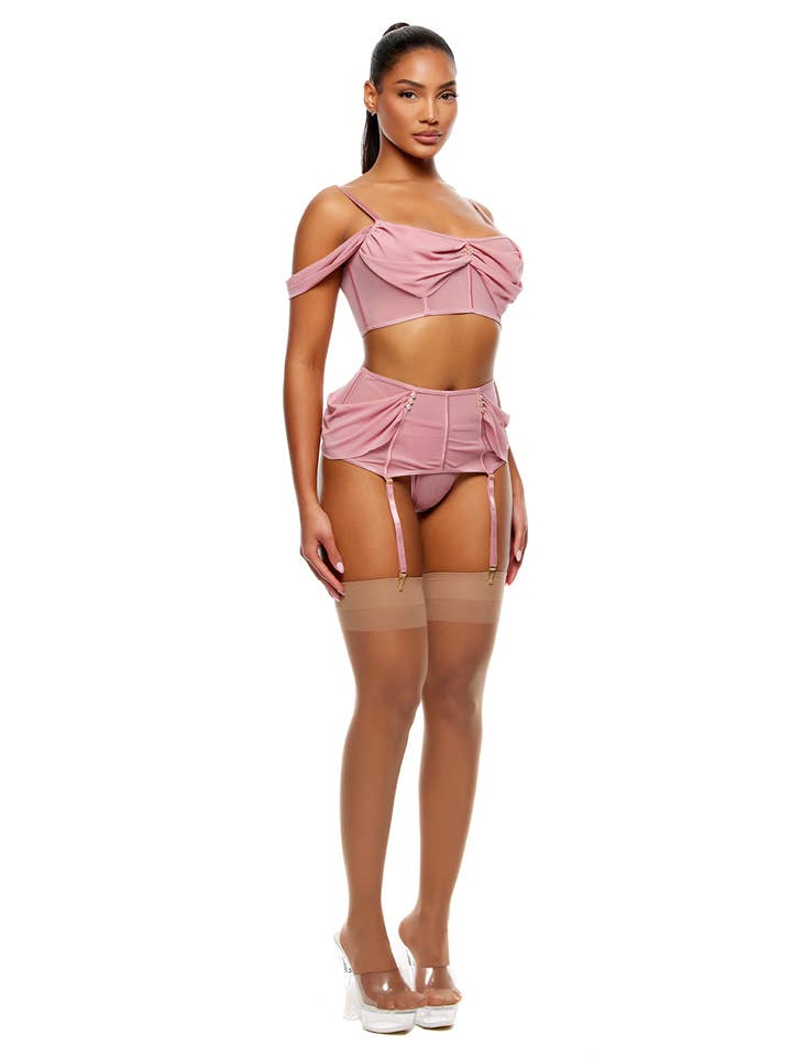Mauve Ensemble de lingerie Princess Treatment avec soutien-gorge drapé en maille et jupe jarretelles - Mauve en vente sur Faire2