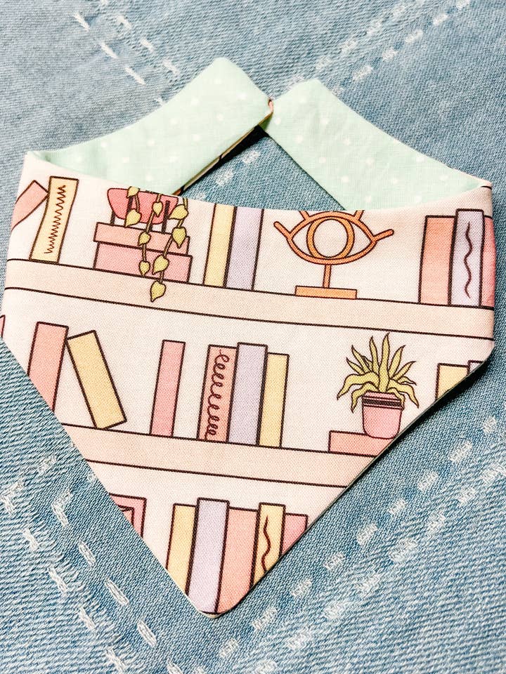 Vendbar hundebandana med bogreol, metalsnap på kæledyrstørklæde for engroshandel hos StellaLoo