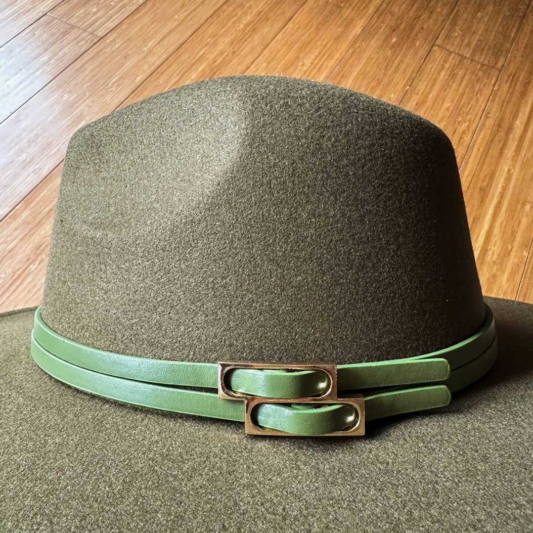 Olive Fedora raffiné en olive avec garniture à double boucle en similicuir en vente sur Faire5