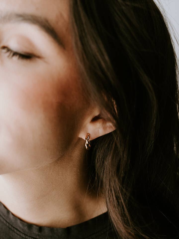 Mini cerceaux torsadés pour la vente par Sydney Rose Co.