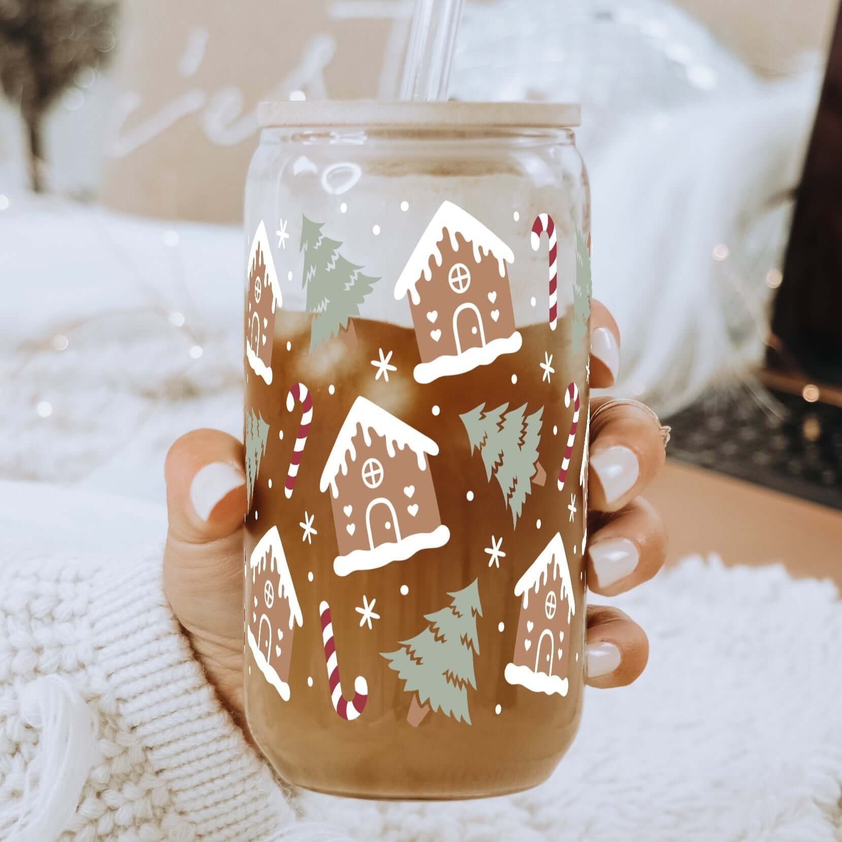 Sip-Sip Hooray! – wholesale Drinking glass/cup – Gingerbread Winter House Cup with Lid and Straw1