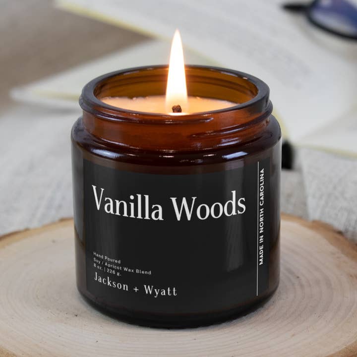 Vanilla Woods - 8oz - Versato a mano nella Carolina del Nord per la vendita all'ingrosso da parte di Jackson + Wyatt