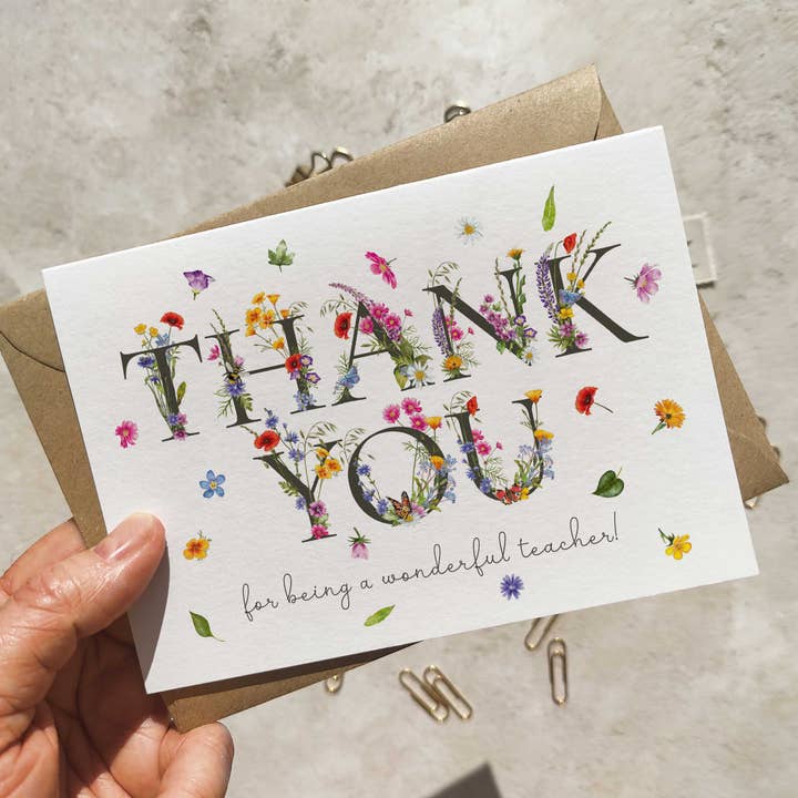 Carte pliée et enveloppe "Merci Professeur" avec motif de fleurs sauvages pour la vente par Paper Willow