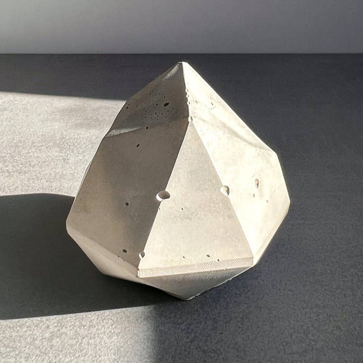 fermacarte in cemento, scultura in cemento, decoro geometrico, decoro in cemento, arredamento minimalista, arredamento in cemento, ornamento da giardino, pressa per lettere per la vendita all'ingrosso da parte di Minimal Loot Design