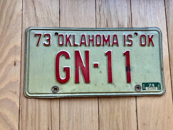 1973 Oklahoma nummerplade med 1974 mærkat for engroshandel hos RusticPlates