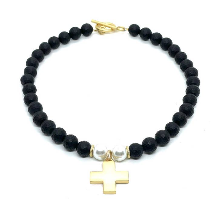 Collier orné d'une croix en or mat et onyx noir mat avec perles blanches pour la vente par Deborah Grivas Designs