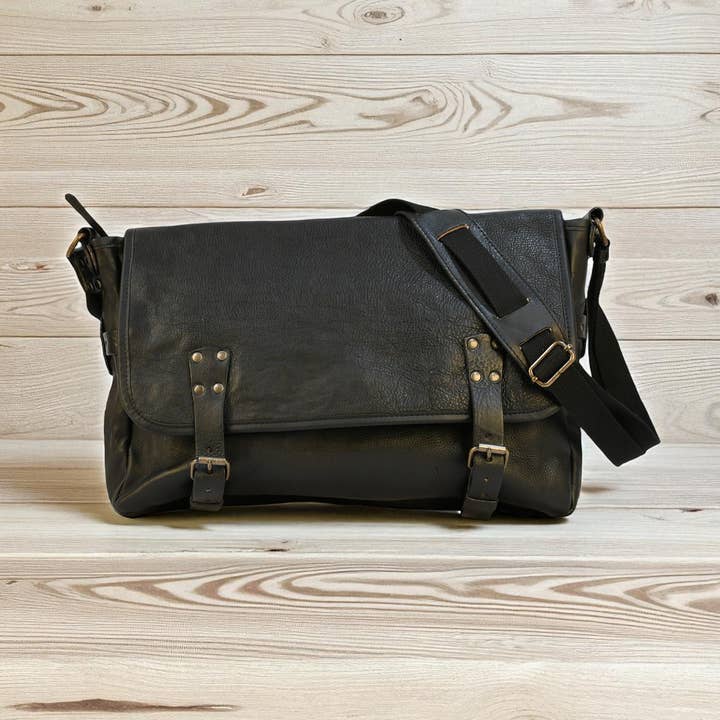 Mala de Mensageiro "Courier" em Pele Bovina - Preto por atacado de Misty Mountain Gaming