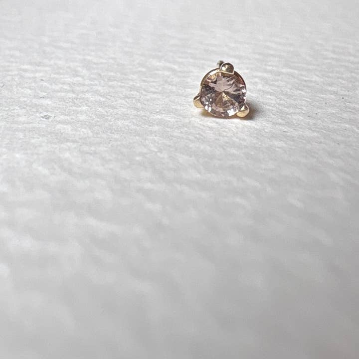 3 mm 14k guld amerikansk mined studs for engroshandel hos Rachel Pfeffer