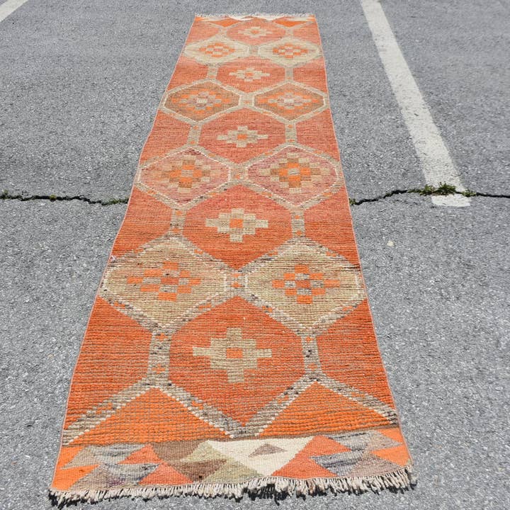 Handgefertigter orangefarbener Kilim-Teppich, 2,9x11,4 ft geometrischer Bereichsteppich für den Großhandel von Vintage Rugs Loom