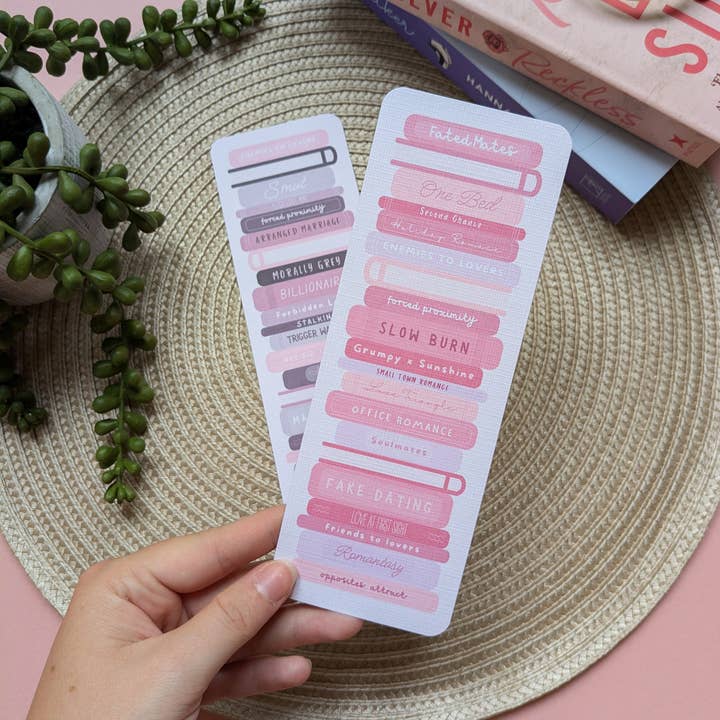 Marque-page en lin "Tropes de livres romantiques" pour la vente par Alaina Creates