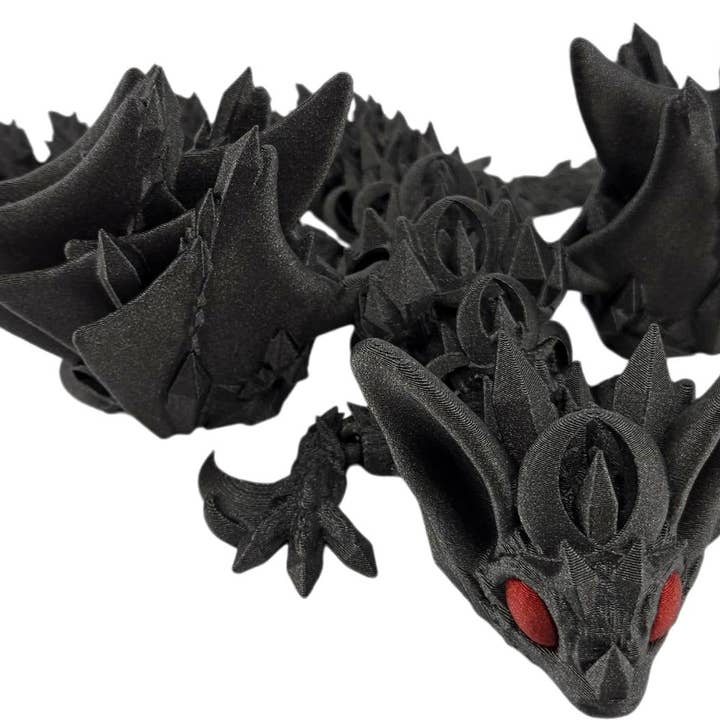 The Geek Galleria – Estatueta decorativa por atacado – Dragão Morcego Articulado de 12 Polegadas - Criatura Fantástica Impressa em 3D com Corpo Preto Galáxia e Olhos Vermelhos - Decoração de Mesa ou Colecionável Morcego