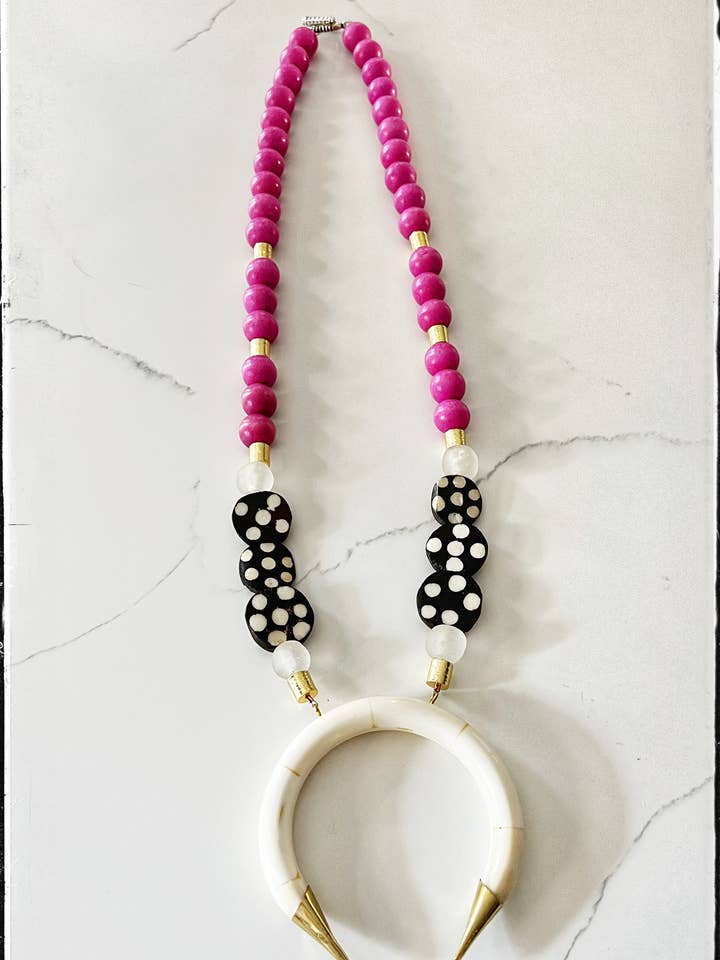 Collana di perline in legno e osso con pendente a mezzaluna in osso bianco per la vendita all'ingrosso da parte di GentrybyJenna