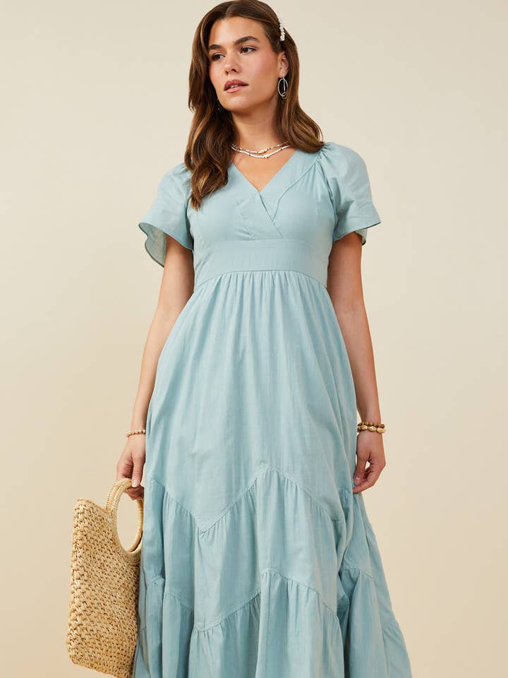 Robe à volants ondulés pour femmes avec encolure cache-cœur et détail de nœud. pour la vente par Hayden LA