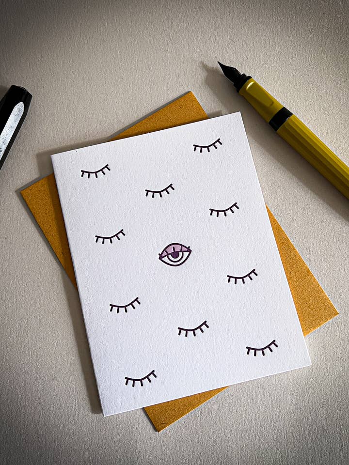 Øjet ser på dig for engroshandel hos Truth Papers