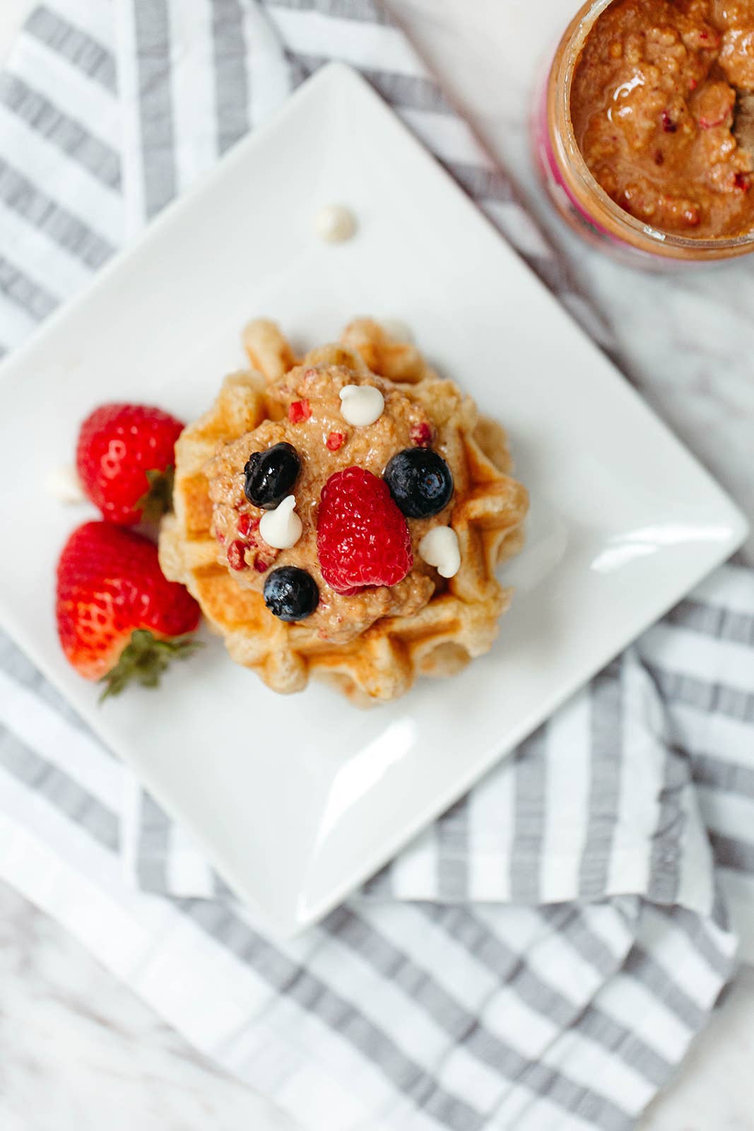 BNutty Peanut Butter – Engroshandel Nøddesmør – BNutty Peanut Butter hindbær og hvid chokolade - kasse med 6 stk. á 255 g3