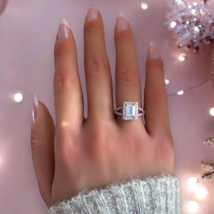 Halo Ring - Collection Radiant Nouveau pour la vente par Shimmer by Cindy