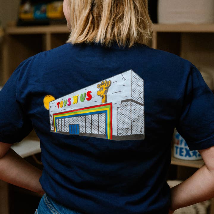 Volwassenen "Toys R Us" DTF Grafisch T-shirt voor wholesale door Parker Goods