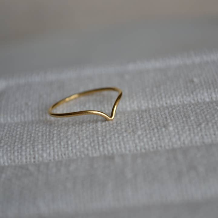 Kolera Jewellery – Großhandel Band/Stapelring – Dünner Gold Chevron Ring, Gold V Ring, zierlicher Goldring, Dünner Goldring, 14 Karat Gold gefüllter Ring, Gold gefüllter Chevron-Ring, Einfacher Goldring