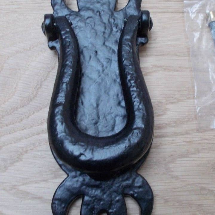 Gammel Engelsk Dør Knocker Sort for engroshandel hos IronmongeryWorld