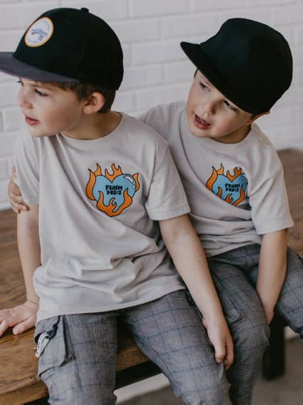 AK CLOTHING COMPANY, LLC - Venta al por mayor Camiseta serigrafiada - Niños - Camiseta gráfica "Hecho para adorar"3