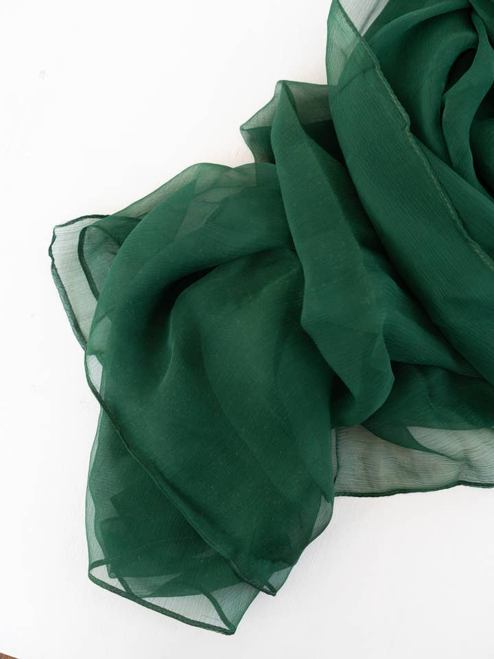 Chemin de table en soie pour la vente par Amore Society