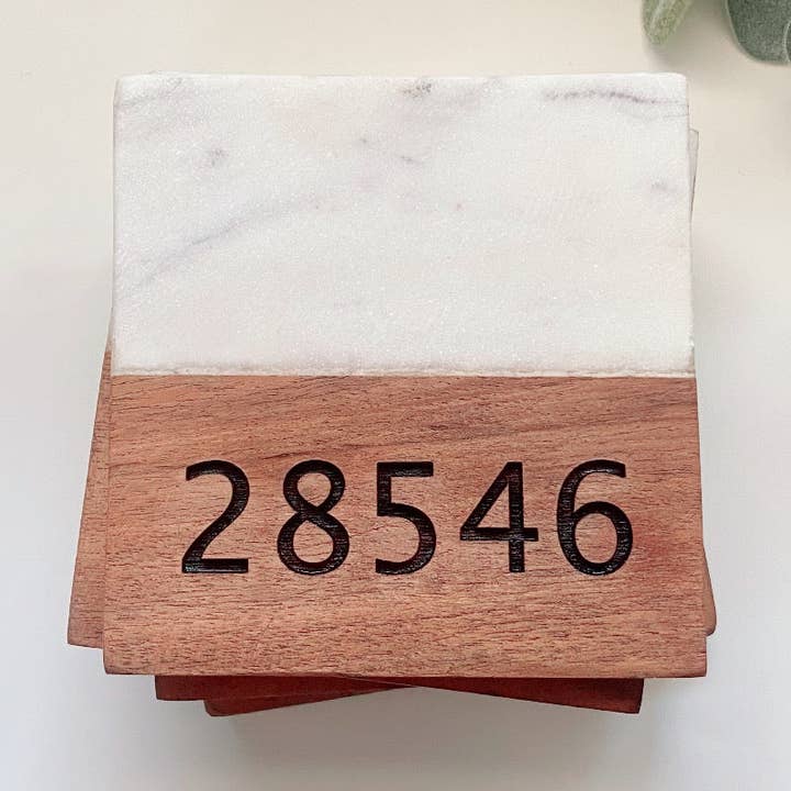 Sous-verres personnalisés en marbre et acacia à code postal personnalisé 4 pièces pour la vente par M.Ree Jewels Creative
