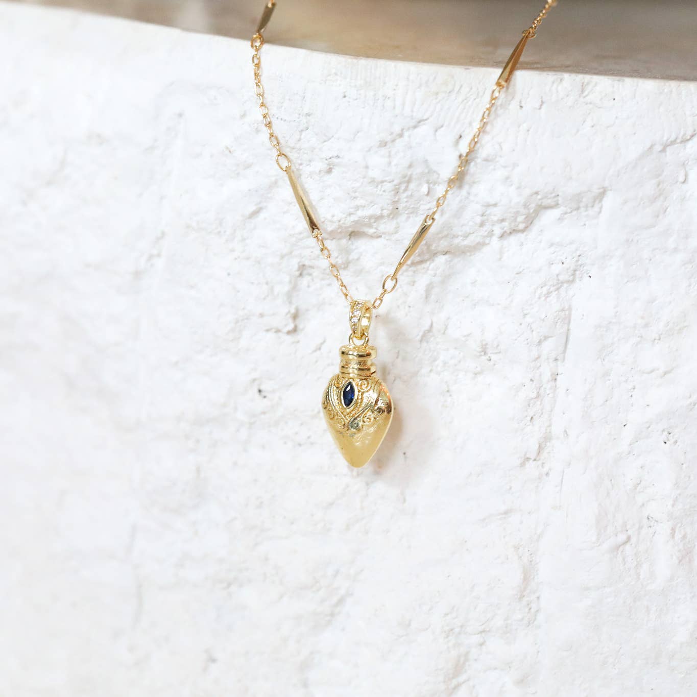 The Gilded Witch – Colar pingente/pendente por atacado – Colar Amuleto Elixir Poção Vintage Banhado a Ouro: Bruxesco1