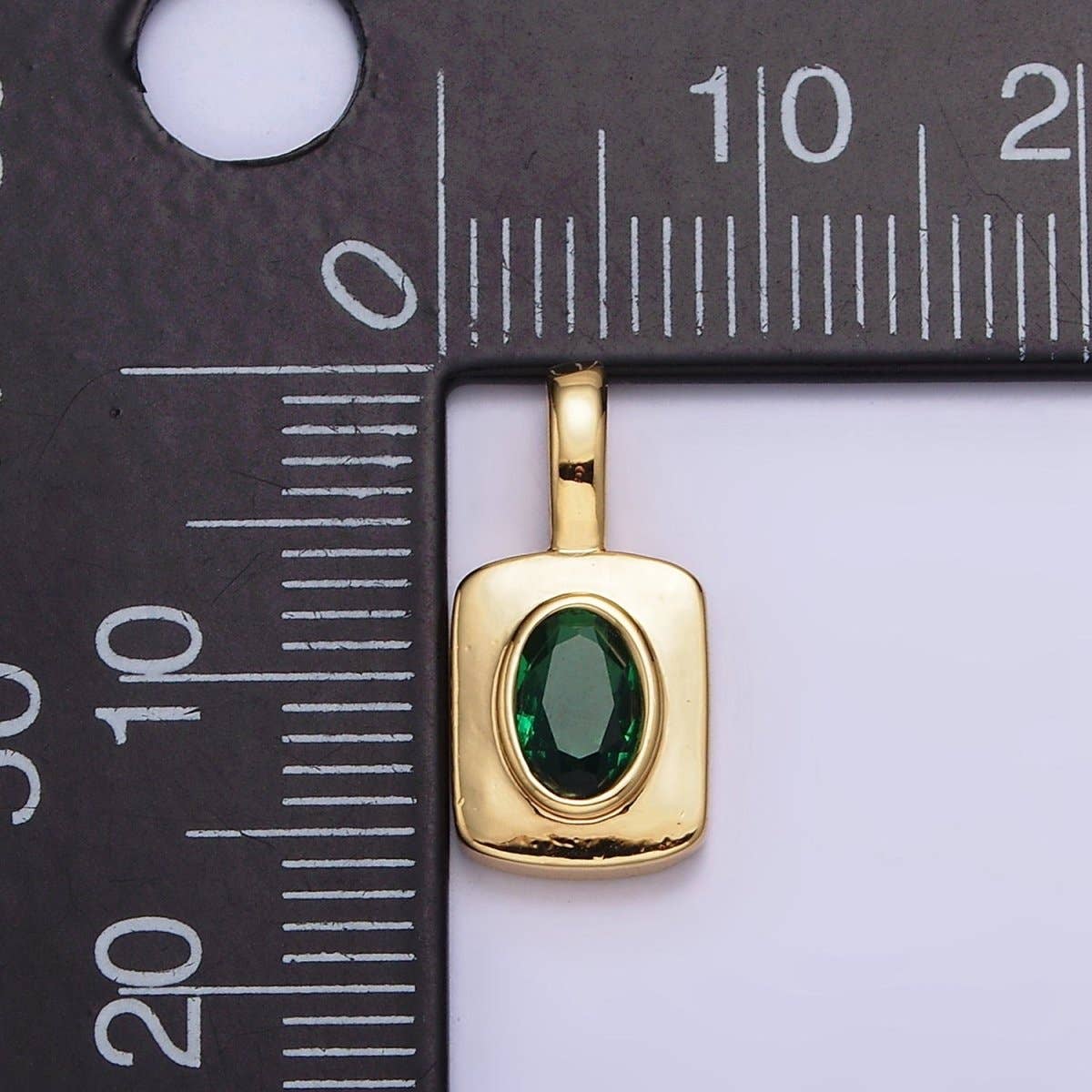 Aim Eternal - Vendita all'ingrosso Ciondolo/pendente - Ciondolo rettangolare con targhetta ovale verde in CZ placcato oro 16K | AA5711