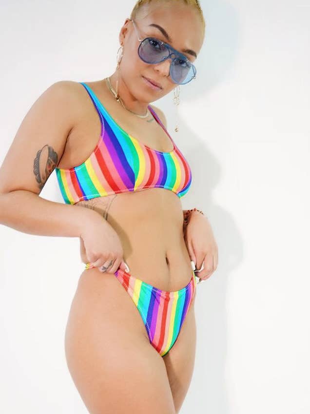 Bedroom Behavior Shop - Wholesale Zwemshirt - Dames - RAINBOW BRITE BIKINITOP MET RONDE HALS4