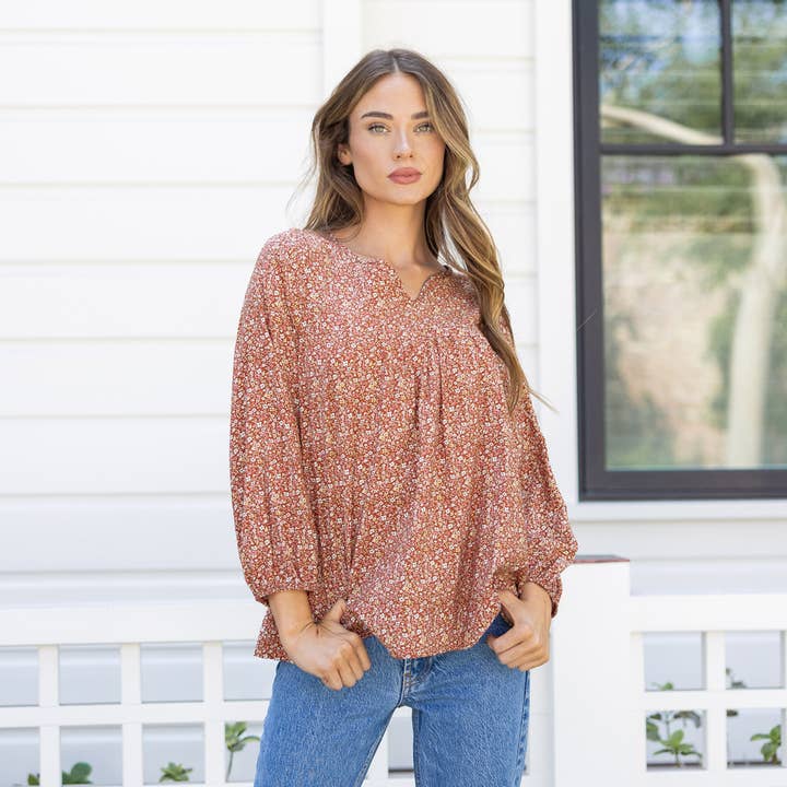 Top stampato floreale con scollo a V - Tessuto leggero per la vendita all'ingrosso da parte di Les Amis