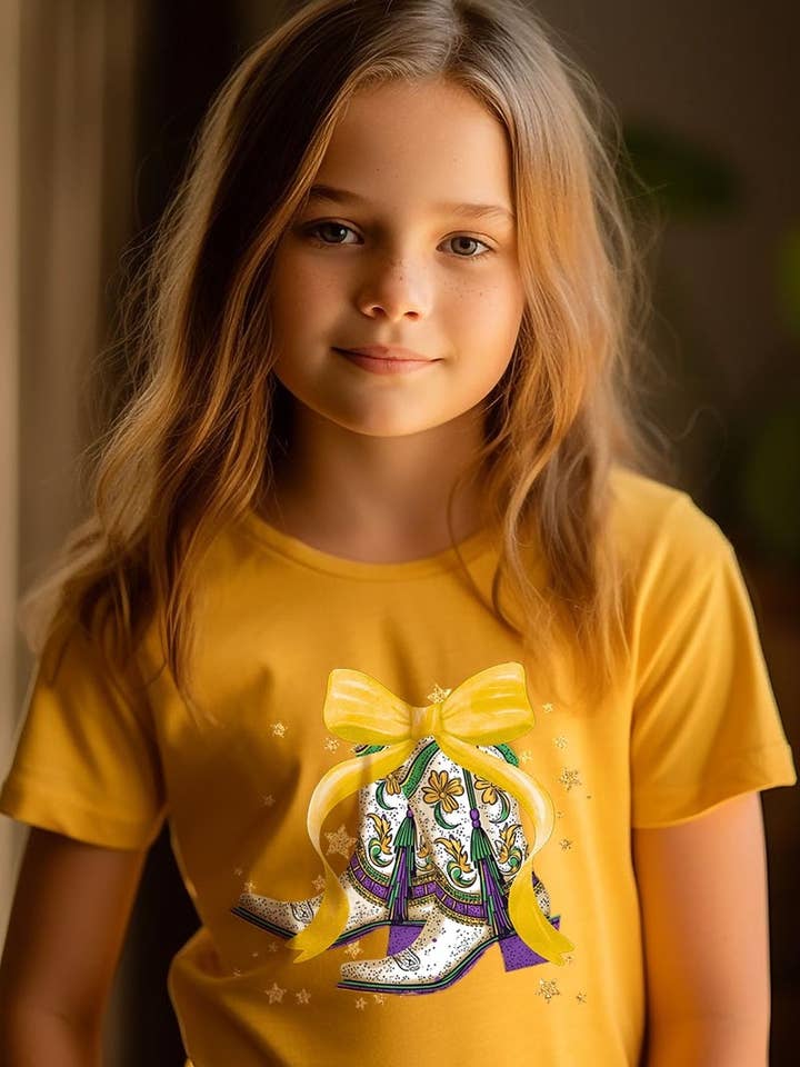 T-shirt graphique pour enfants avec bottes de Mardi Gras pour la vente par COLORBEAR