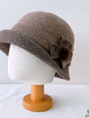 Cappello da pescatore invernale da donna in lana con fiore d'angora cucito per la vendita all'ingrosso da parte di Comfortarians