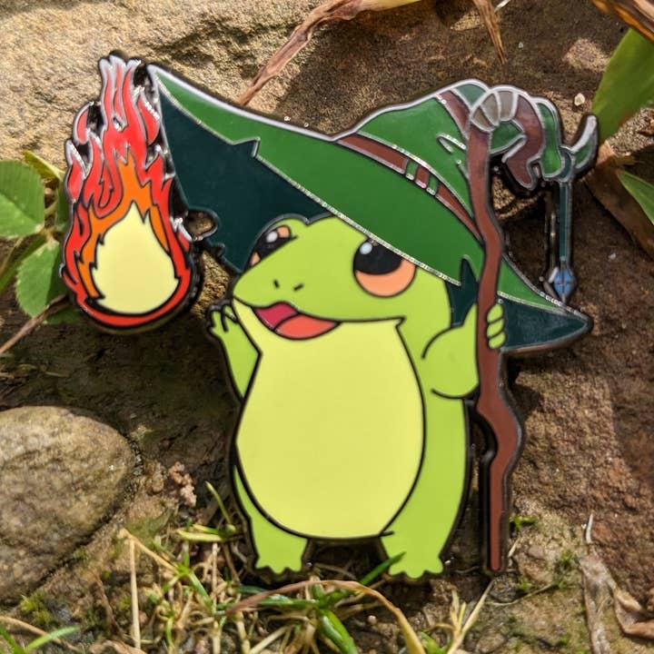 Spilla smaltata dura a forma di rana della classe Wizard, 3,8 cm per la vendita all'ingrosso da parte di Mimic Gaming Co