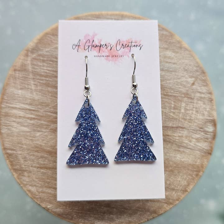 Eisblau glitzernde Weihnachtsbaum-Ohrringe aus Acryl für den Großhandel von A Glamper's Creations LLC