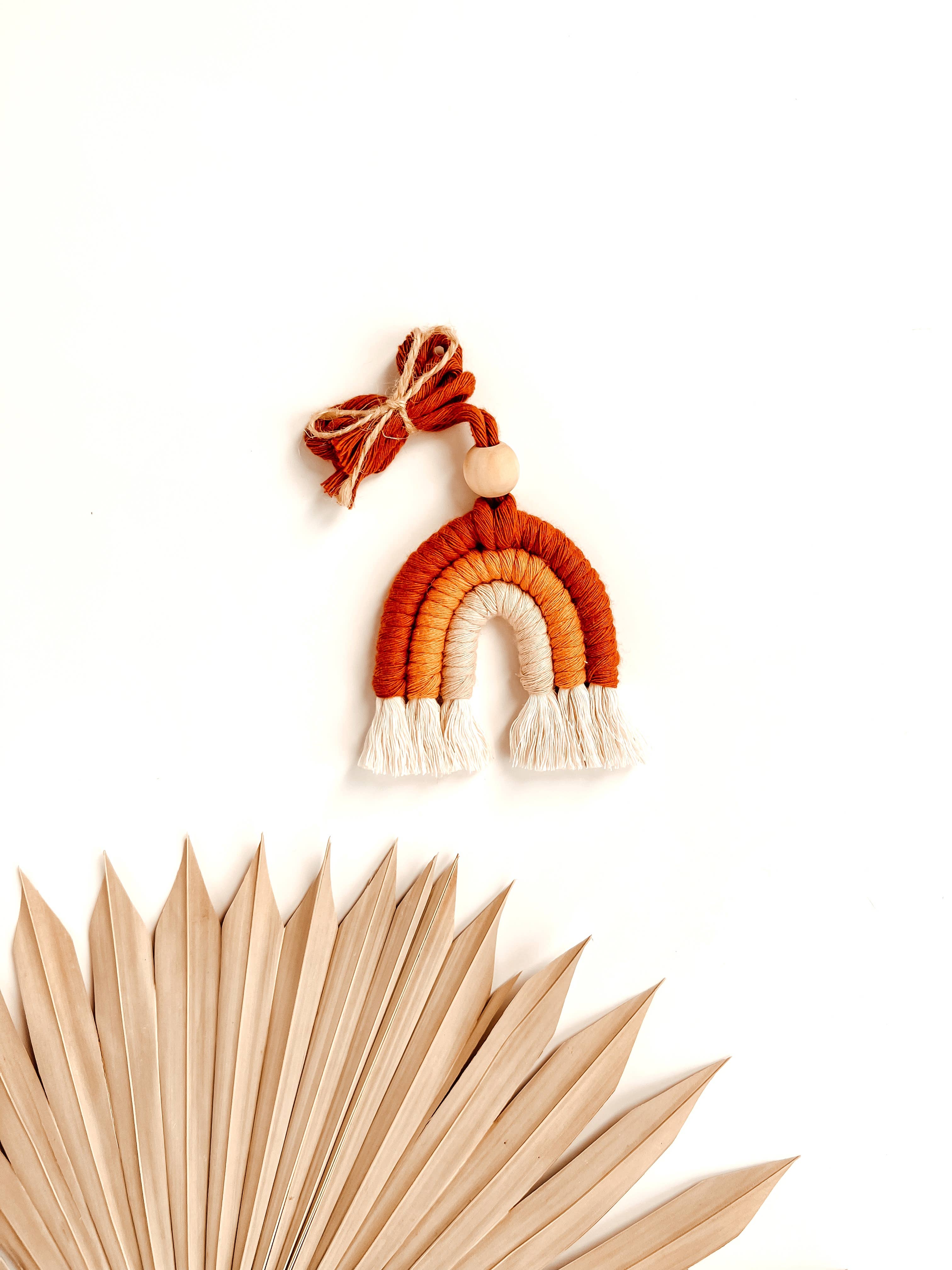 Meraki The Studio Co. - Vendita all'ingrosso Ciondolo decorativo per auto - Unisex - Diffusore arcobaleno con ciondolo auto macramè | gancio per specchietto retrovisore1