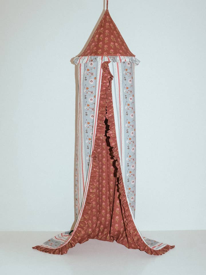 Ciel de lit pour enfants - rouge et bleu pour la vente par Made of Matter