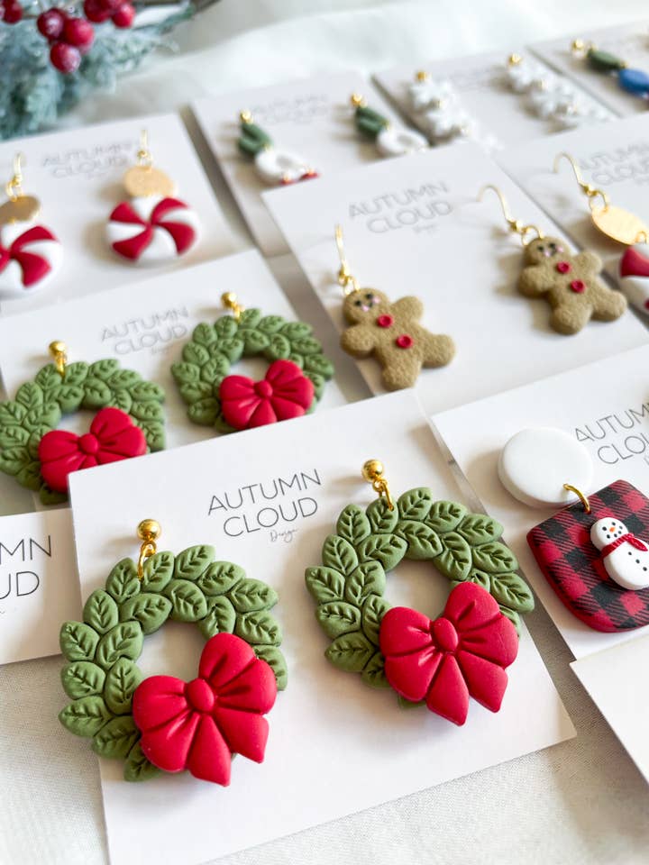 Semesterkrans med rosettdinglar - Polymerlerörhängen för wholesale av Autumn Cloud Design