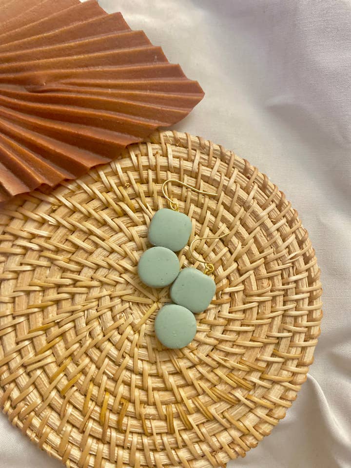 boucles d'oreilles pendantes à perles simples pour la vente par Terra Made