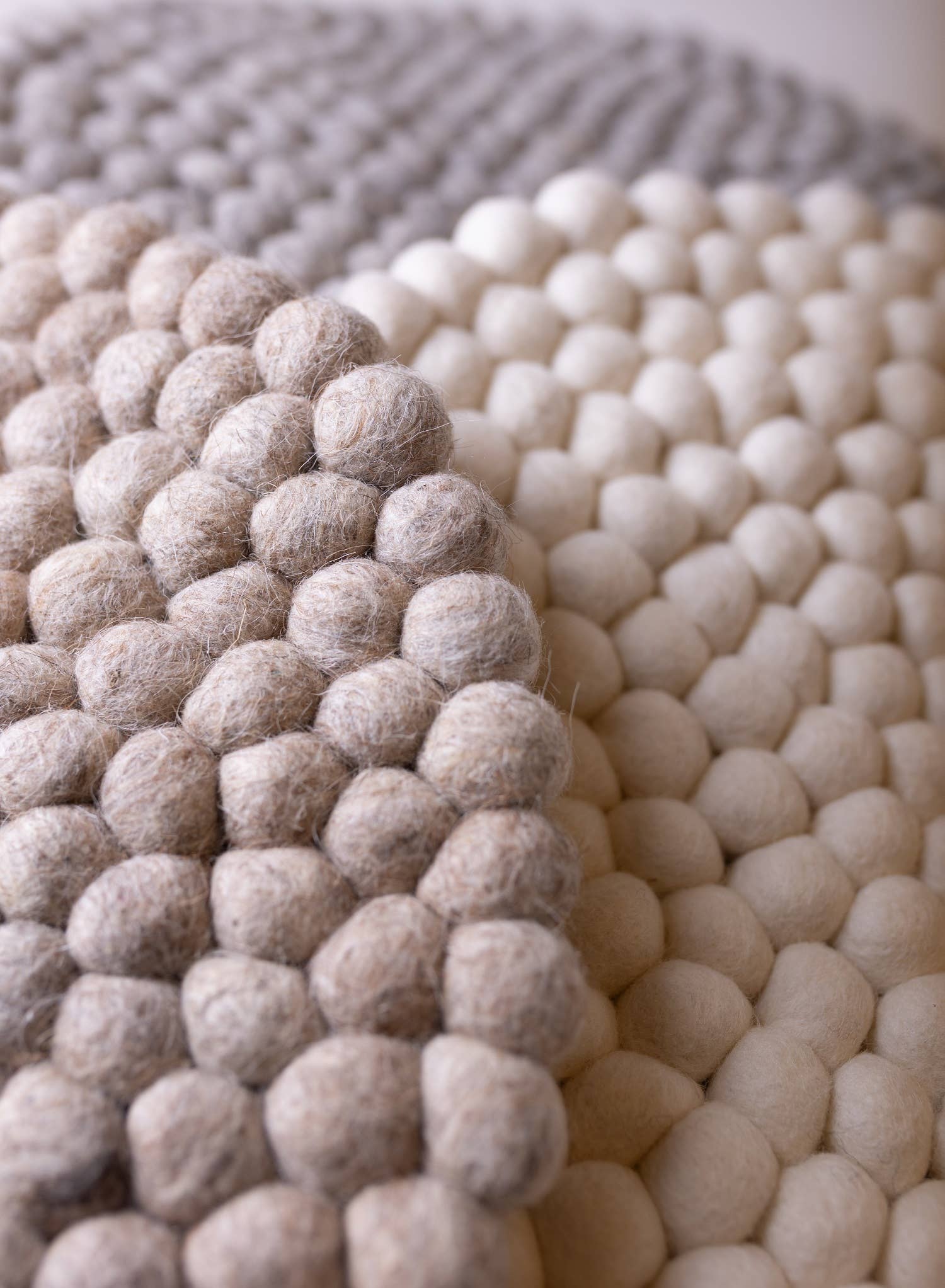 GRIS Coussin de chaise/dessous de plat à pompons en laine, diamètre 13,60 pouces, gris en vente sur Faire5