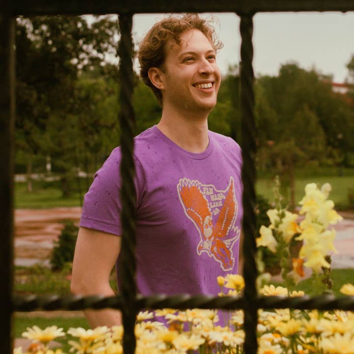 Menottees – Großhandel T-Shirt mit Siebdruck – Unisex – Fly High (Wie ein Adlerzwerg) | Tee2