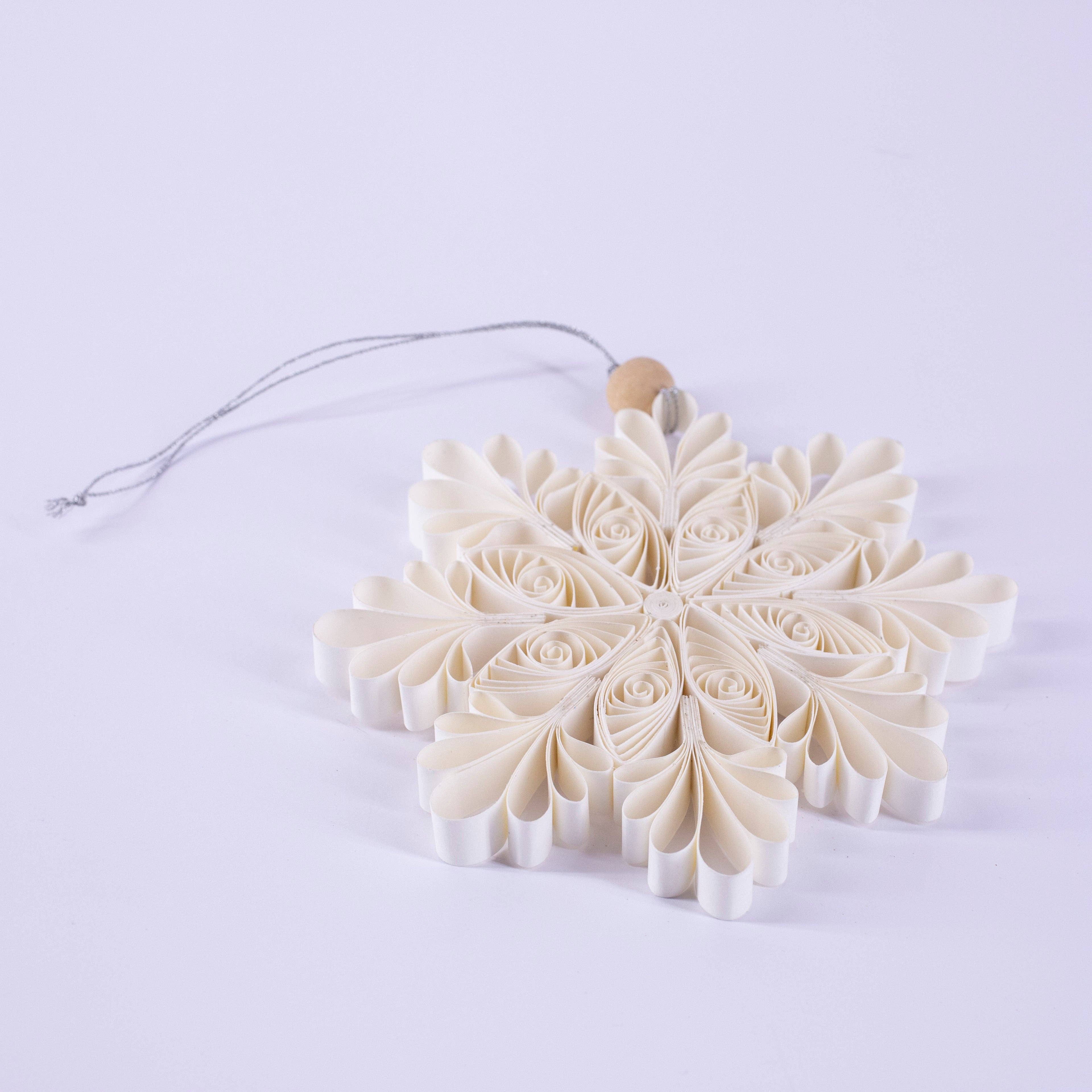 Artschatz LLC – Großhandel Verzierung – Quilling-Schneeflocke „Aspen“ Ø 15 cm | Weihnachten / Winter3