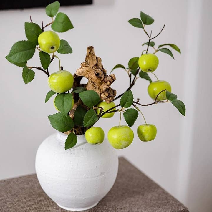 Branche de pomme verte artificielle avec feuilles pour la vente par Rustic Reach